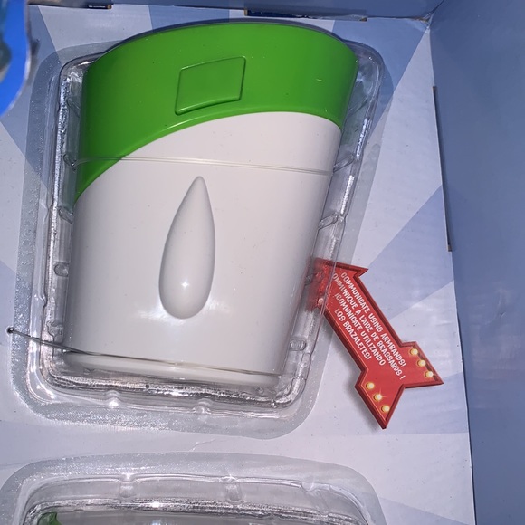 DISNEYPARK EXCLUSIVE TOY STORY BUZZ LIGHTYEAR WALKIE TALKIES - Picture 5 of 9